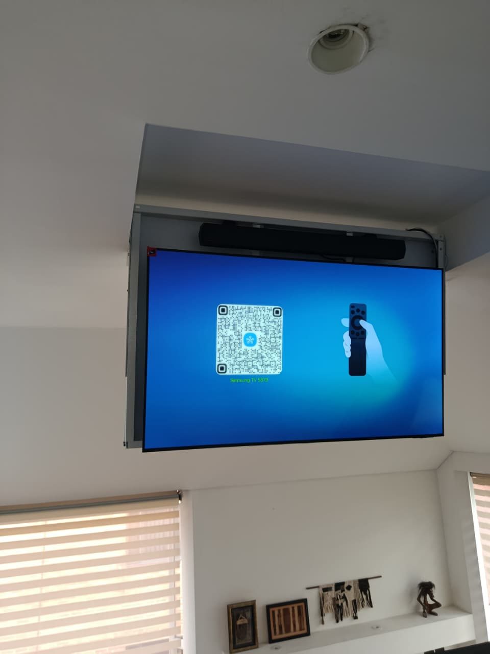 Instalación de ascensor de TV en zona de escalera con tragaluz